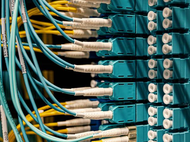 Glasvezelkabels aangesloten op een verdeler